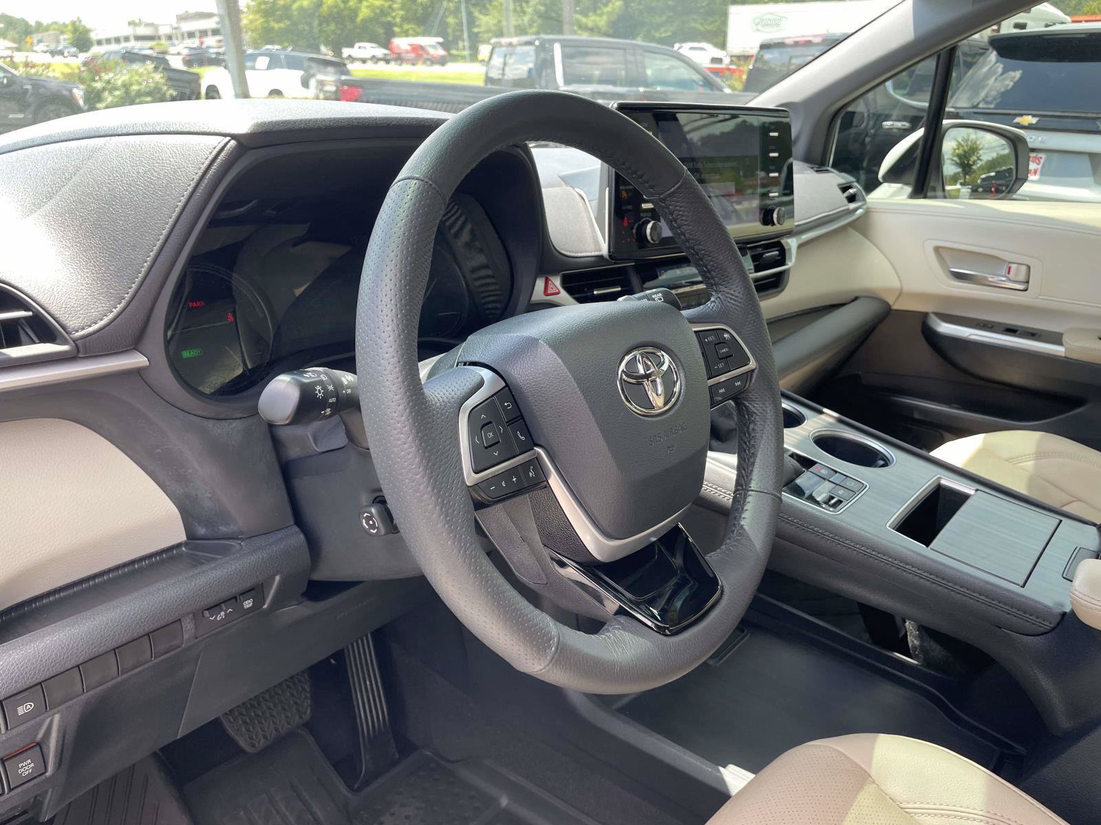 Used 2023 Toyota Sienna Limited FWD image 8