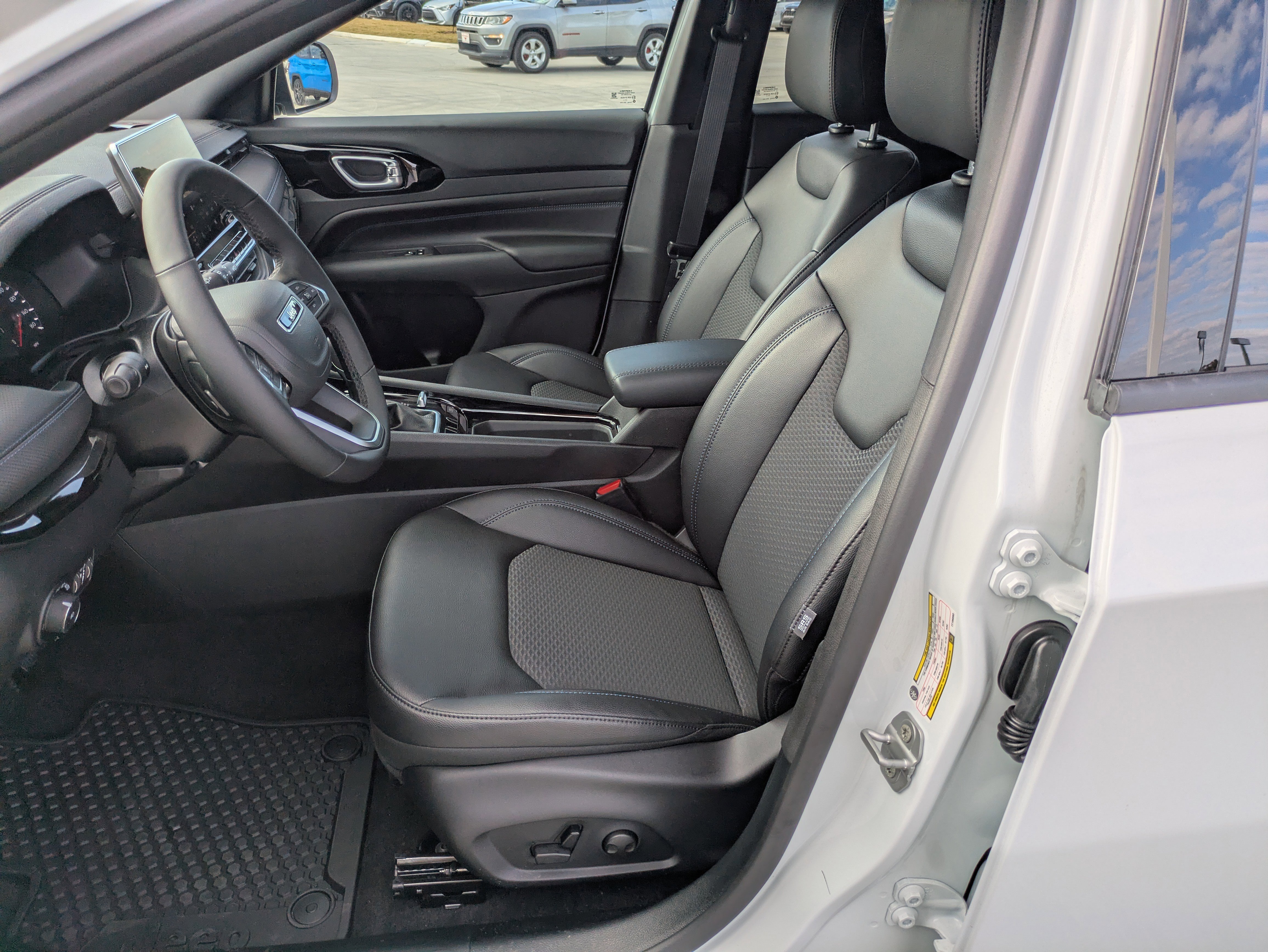 New 2026 Jeep Compass Latitude image 10