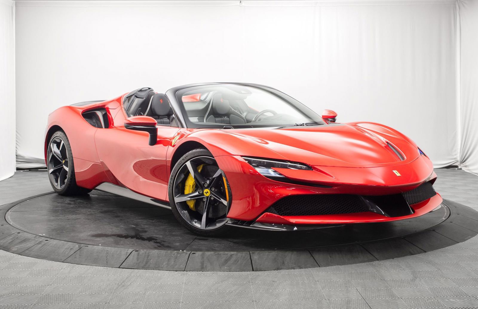 Used 2022 Ferrari SF90 Spider image 1