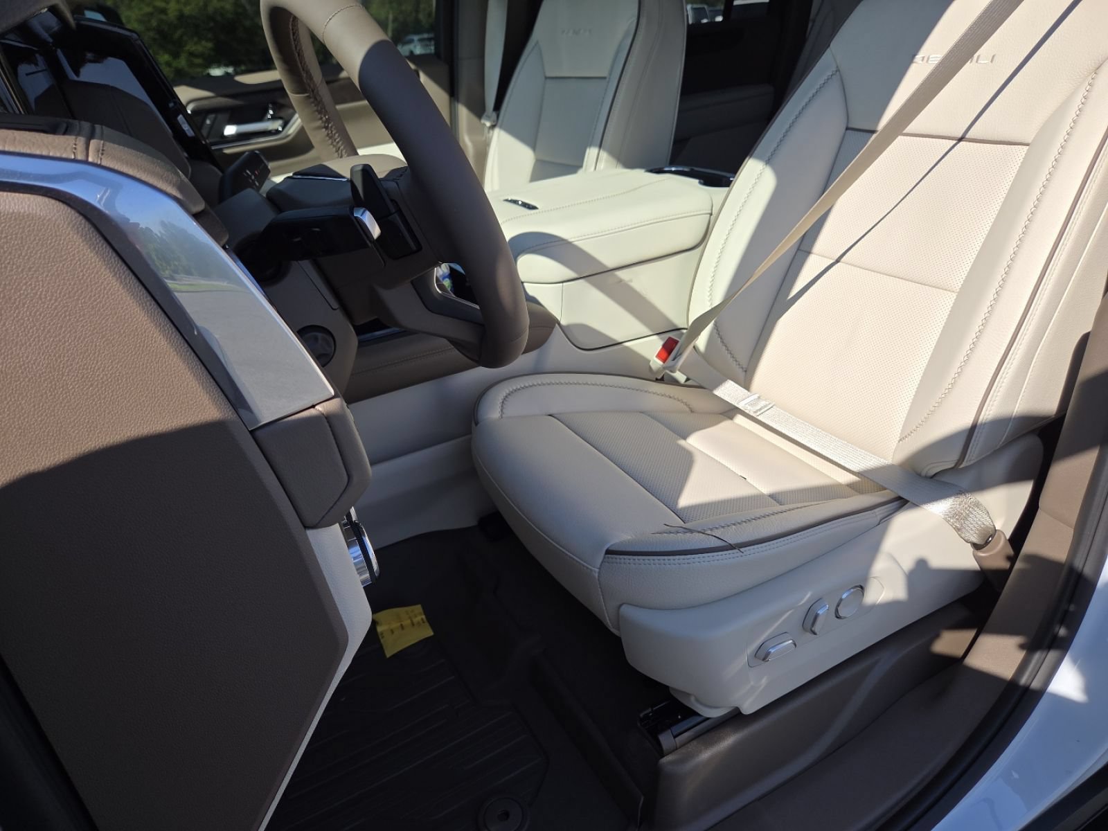 New 2026 GMC Yukon XL Denali w/ LPO, Floor Liner Package AWD/4WD image 28