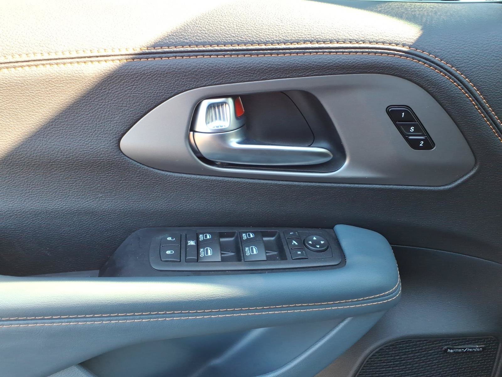 New 2027 Chrysler Pacifica Pinnacle w/ Theater Group FWD image 11