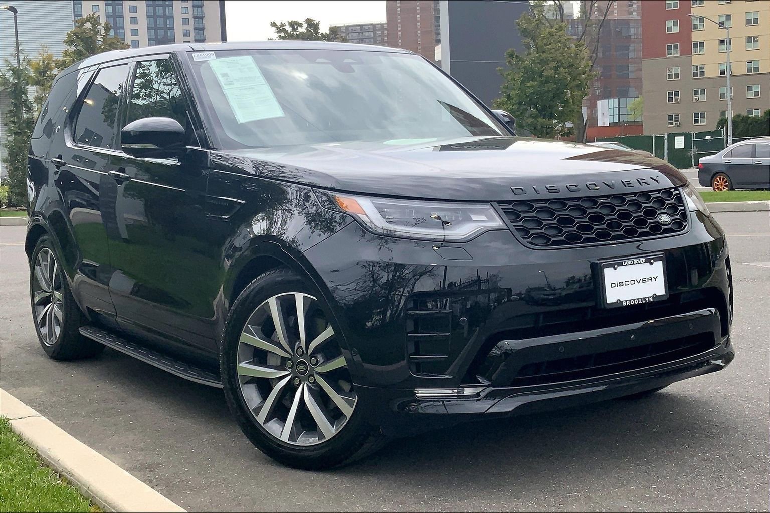 Certified 2025 Land Rover Discovery Dynamic SE AWD/4WD image 2