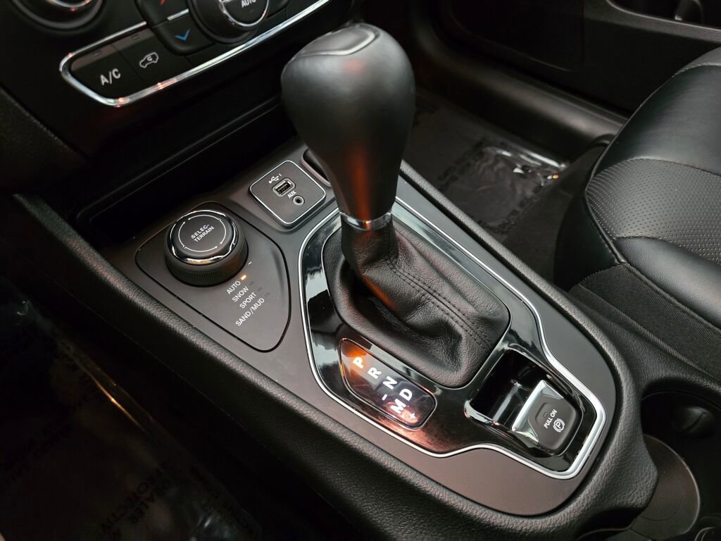 Used 2022 Jeep Cherokee Limited image 32