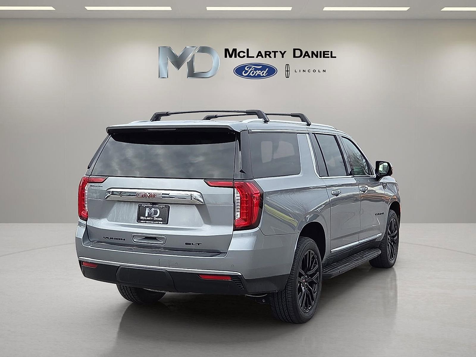 Used 2023 GMC Yukon XL SLT w/ SLT Premium Package image 5