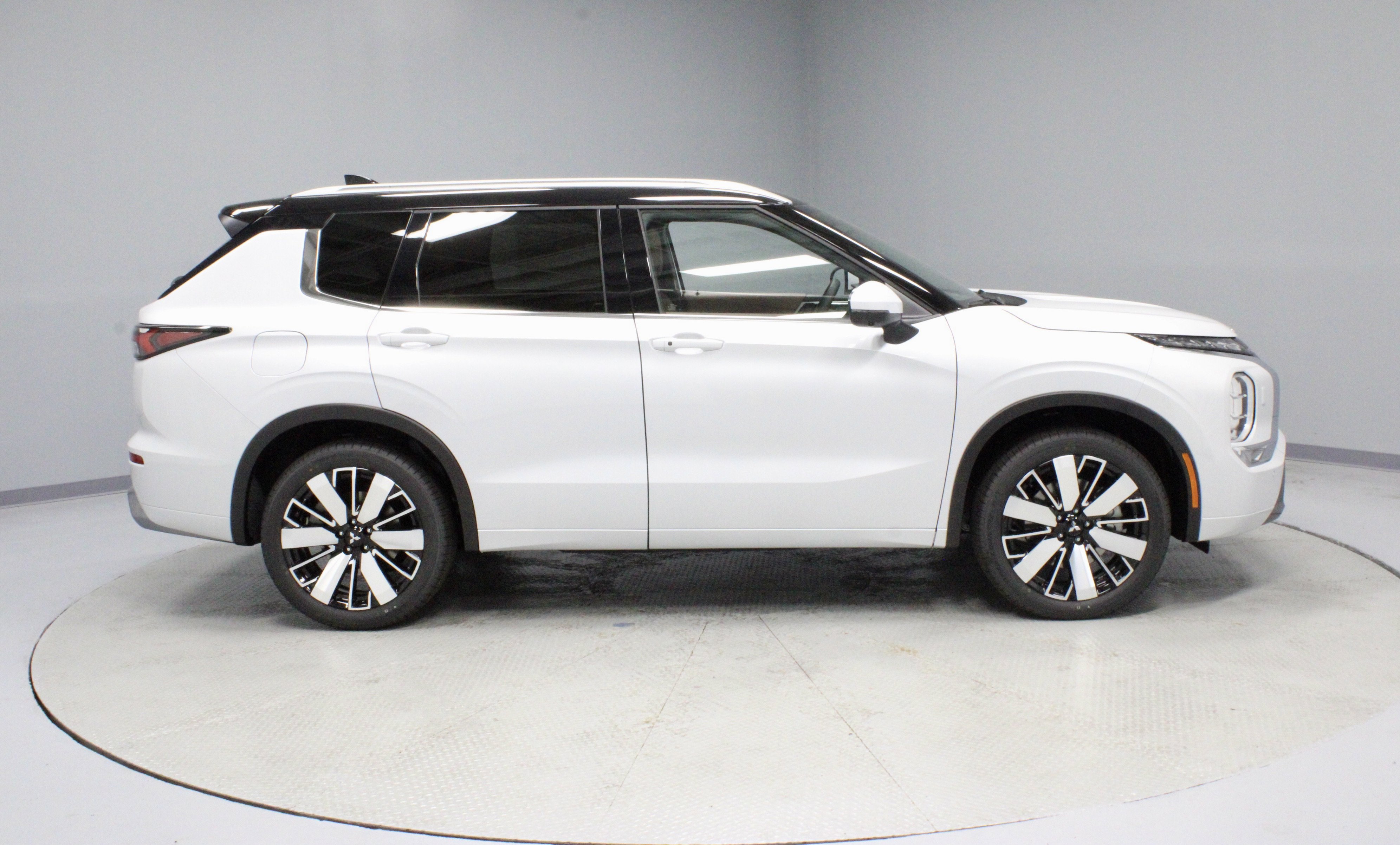 New 2025 Mitsubishi Outlander SEL image 9