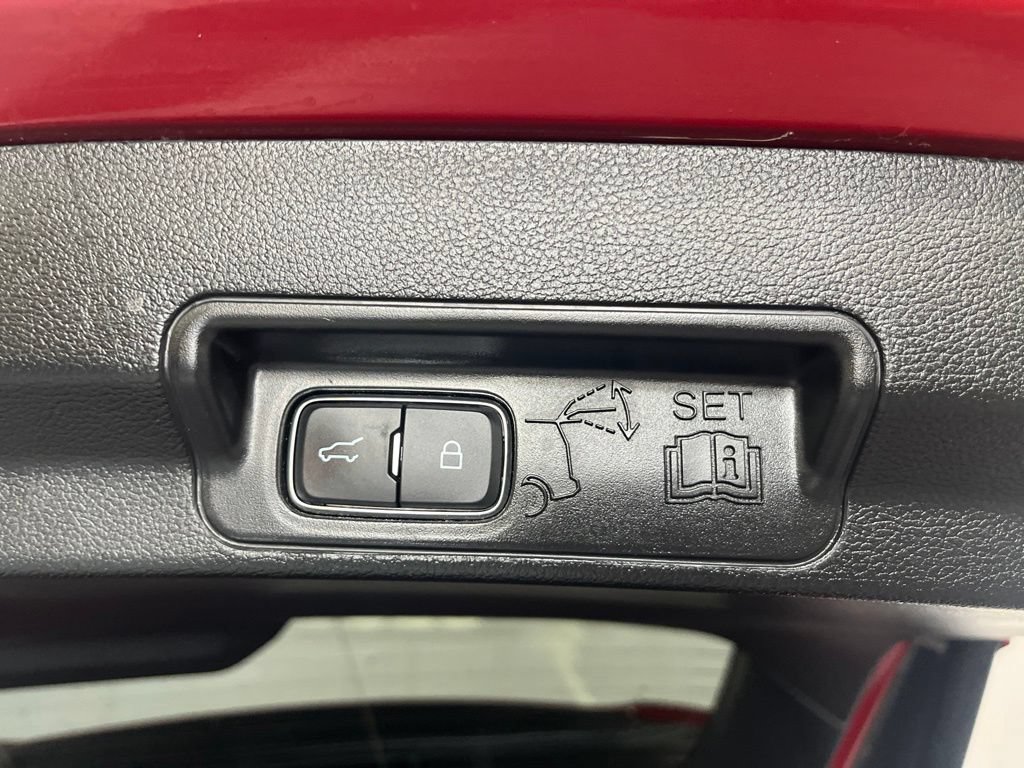Used 2020 Ford Explorer XLT w/ Equipment Group 202A AWD/4WD image 13