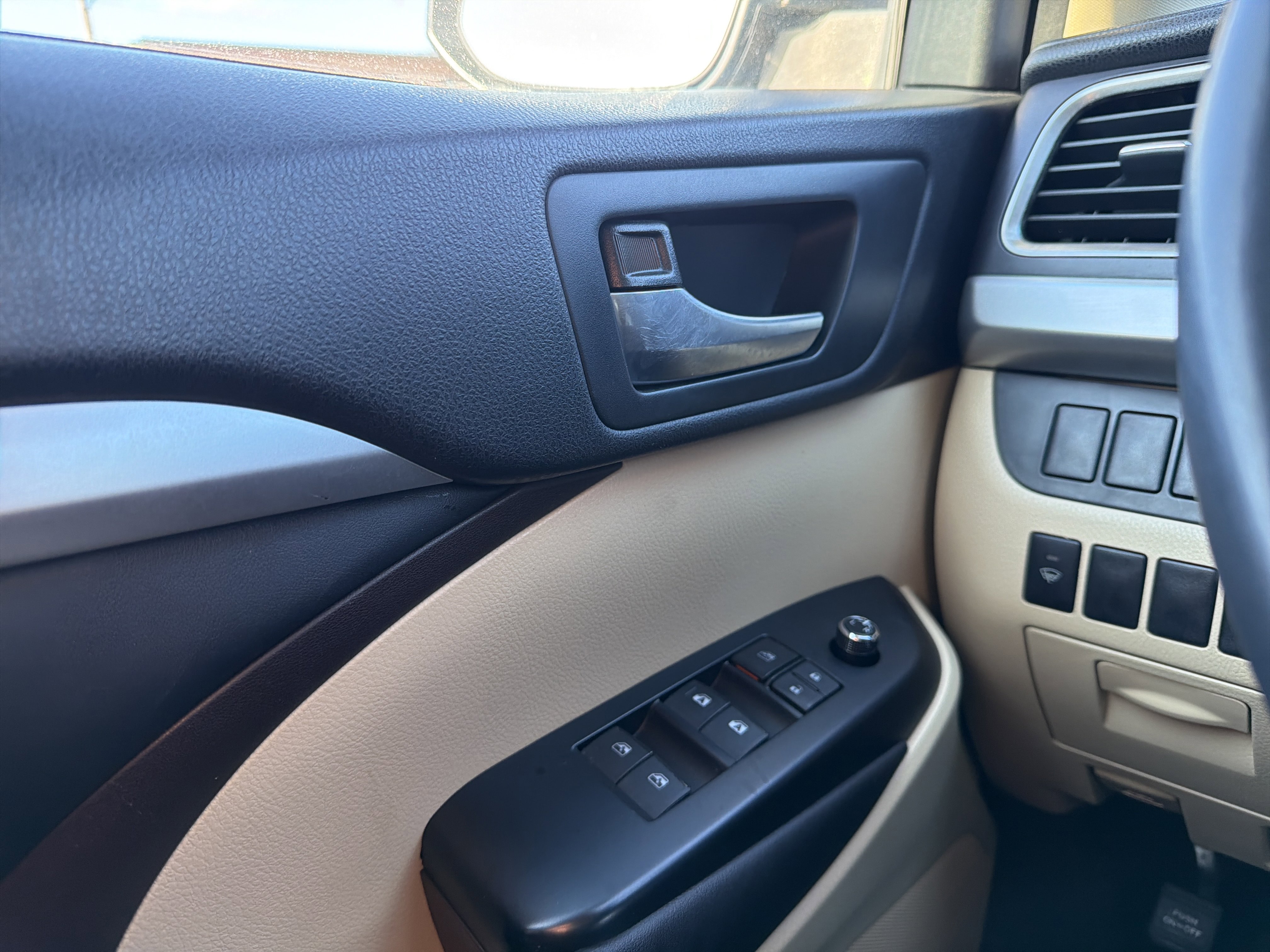 Used 2015 Toyota Highlander XLE image 24