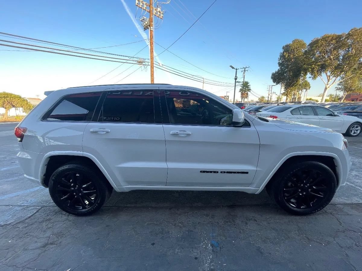 Used 2018 Jeep Grand Cherokee Altitude RWD image 4