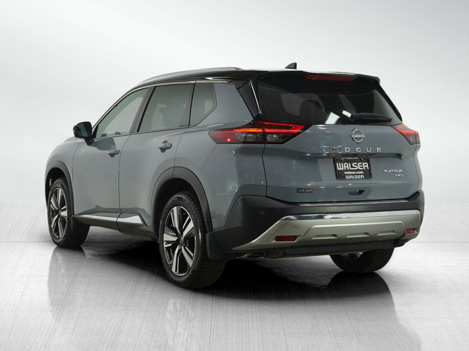 Used 2022 Nissan Rogue Platinum image 3