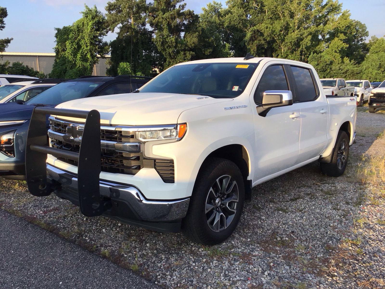 Used 2023 Chevrolet Silverado 1500 LT AWD/4WD image 2