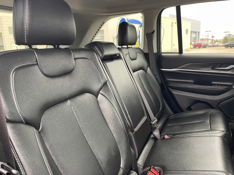 Used 2023 Jeep Grand Cherokee Limited image 14