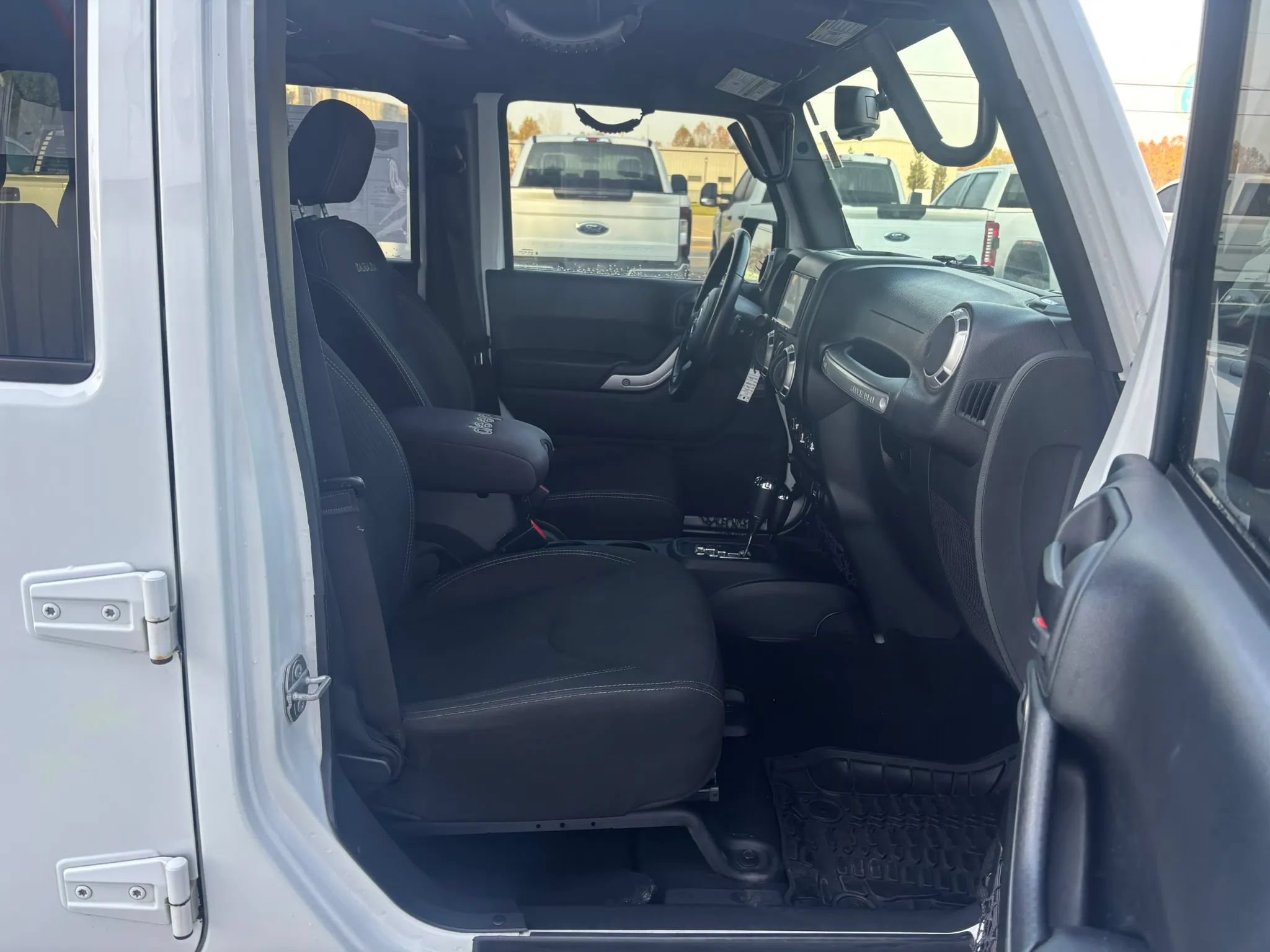 Used 2017 Jeep Wrangler Unlimited Sahara w/ Max Tow Package AWD/4WD image 17