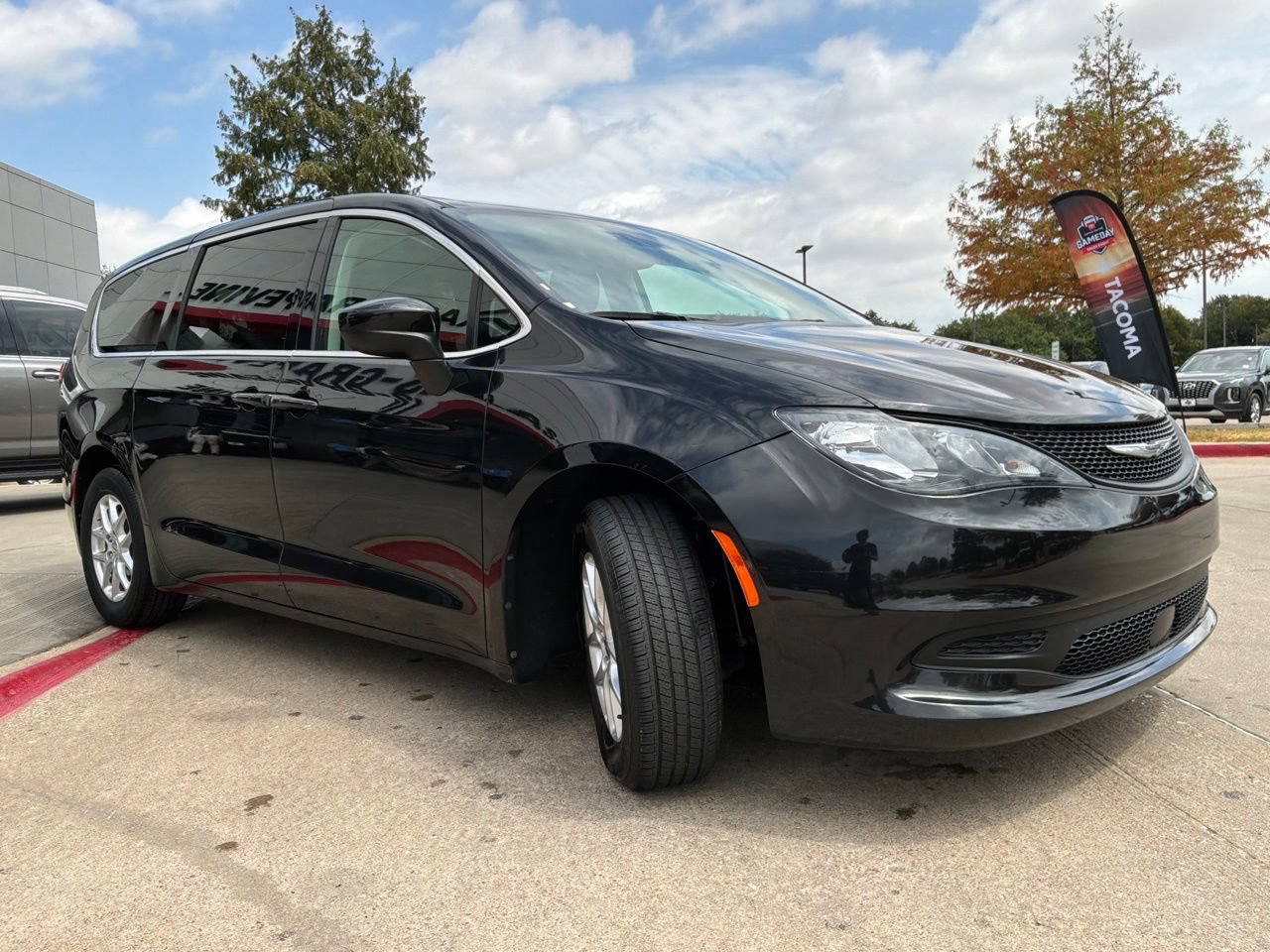 Used 2023 Chrysler Voyager LX FWD image 4