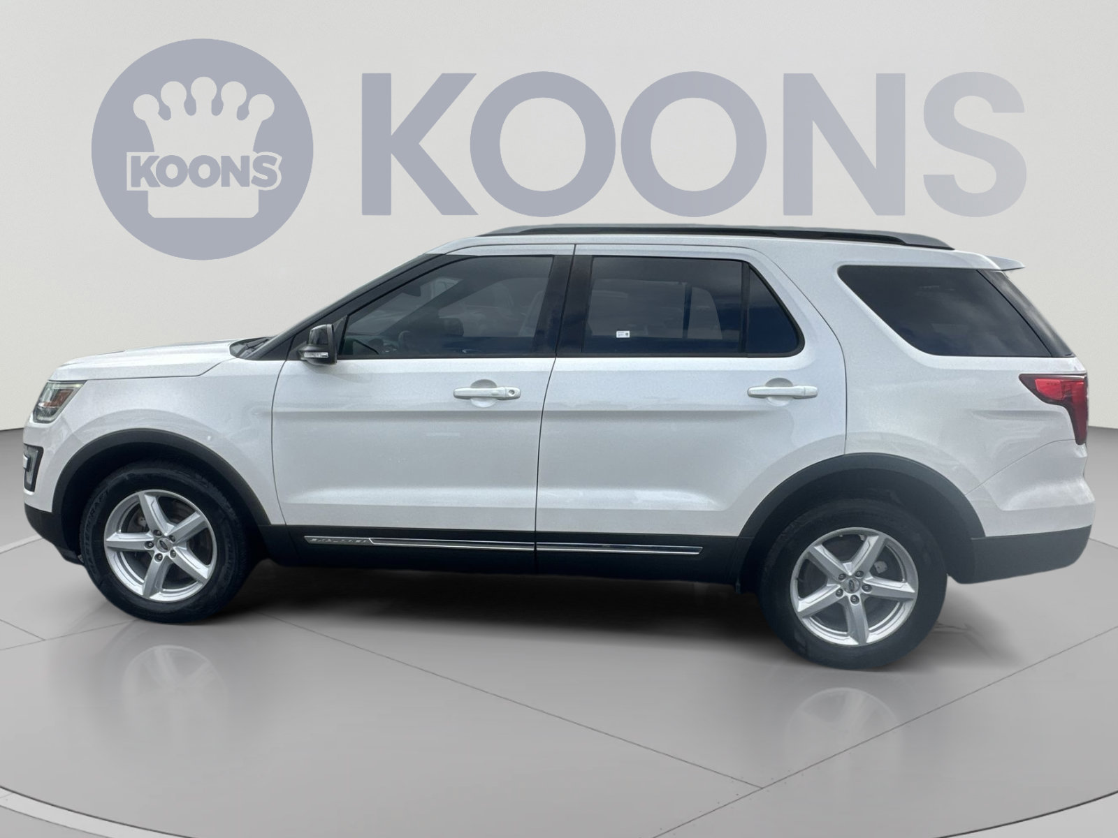 Used 2017 Ford Explorer XLT w/ Equipment Group 202A AWD/4WD image 7