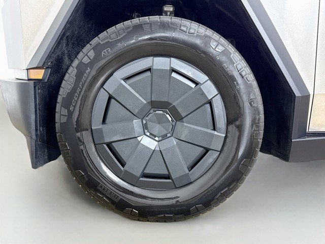 Used 2024 Tesla Cybertruck AWD Crew Cab image 30