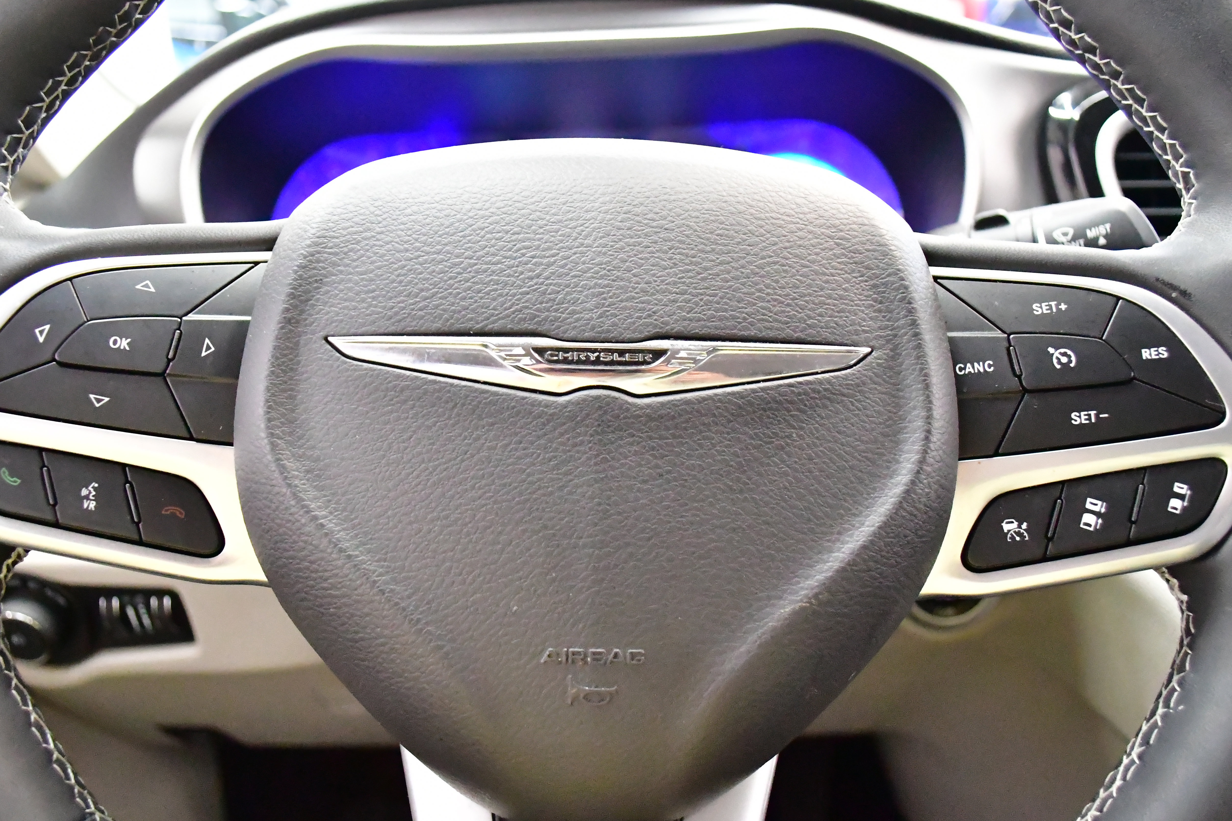 Used 2023 Chrysler Pacifica Touring-L w/ Uconnect Theater Family Group FWD image 23