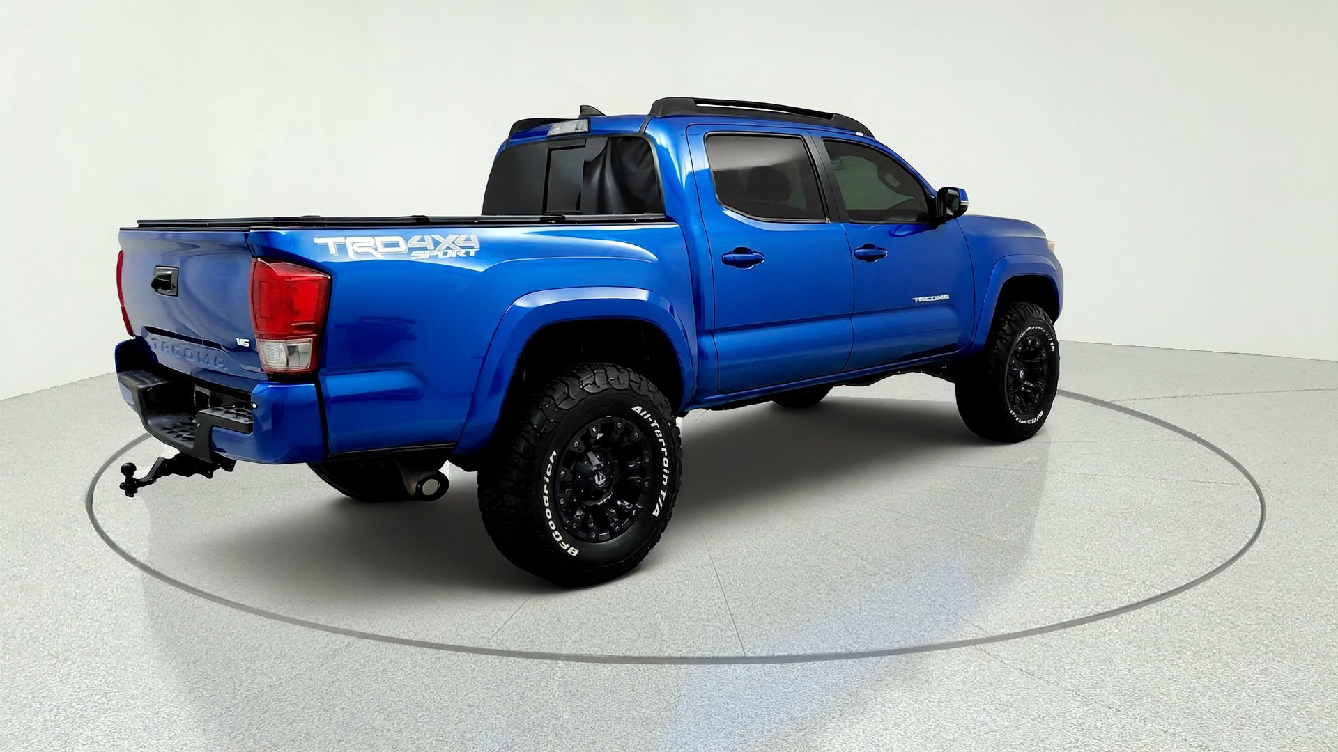 Used 2017 Toyota Tacoma TRD Sport AWD/4WD image 5