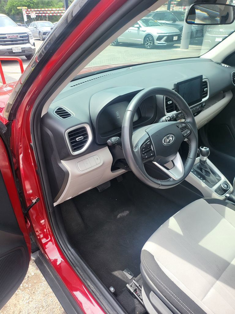 Used 2025 Hyundai Venue SEL FWD image 3