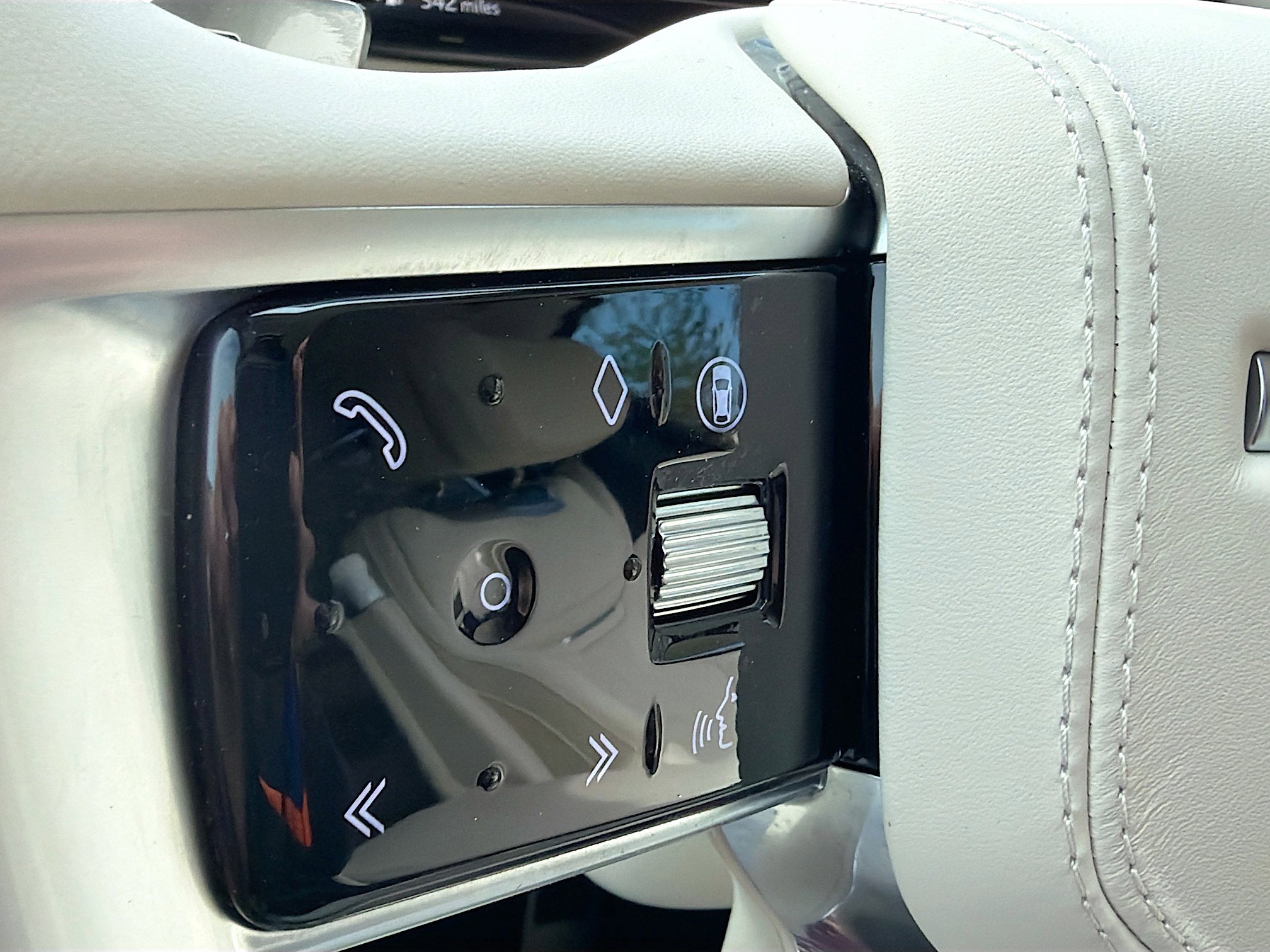 Used 2025 Land Rover Range Rover SV image 38