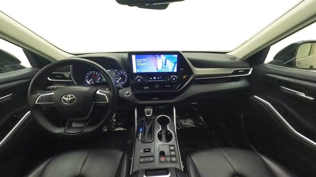 Used 2024 Toyota Highlander XLE AWD/4WD image 32