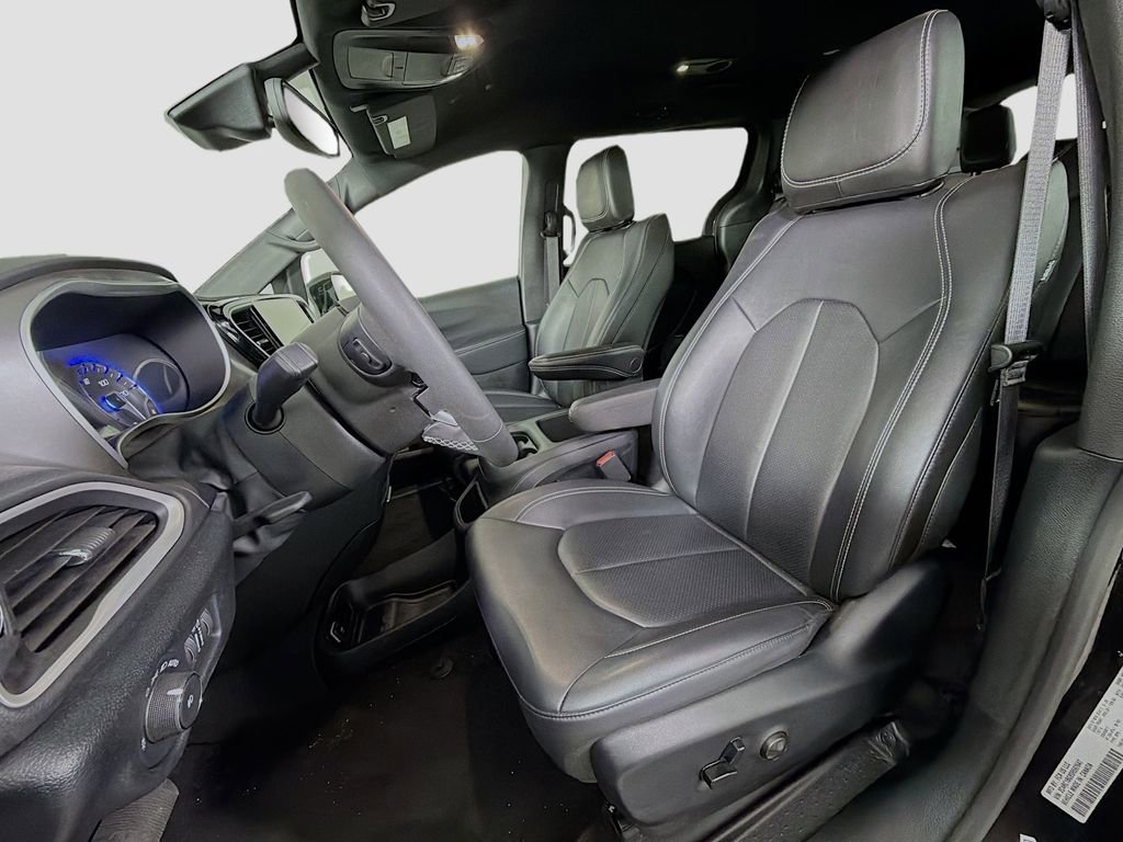 Used 2025 Chrysler Pacifica Select image 13