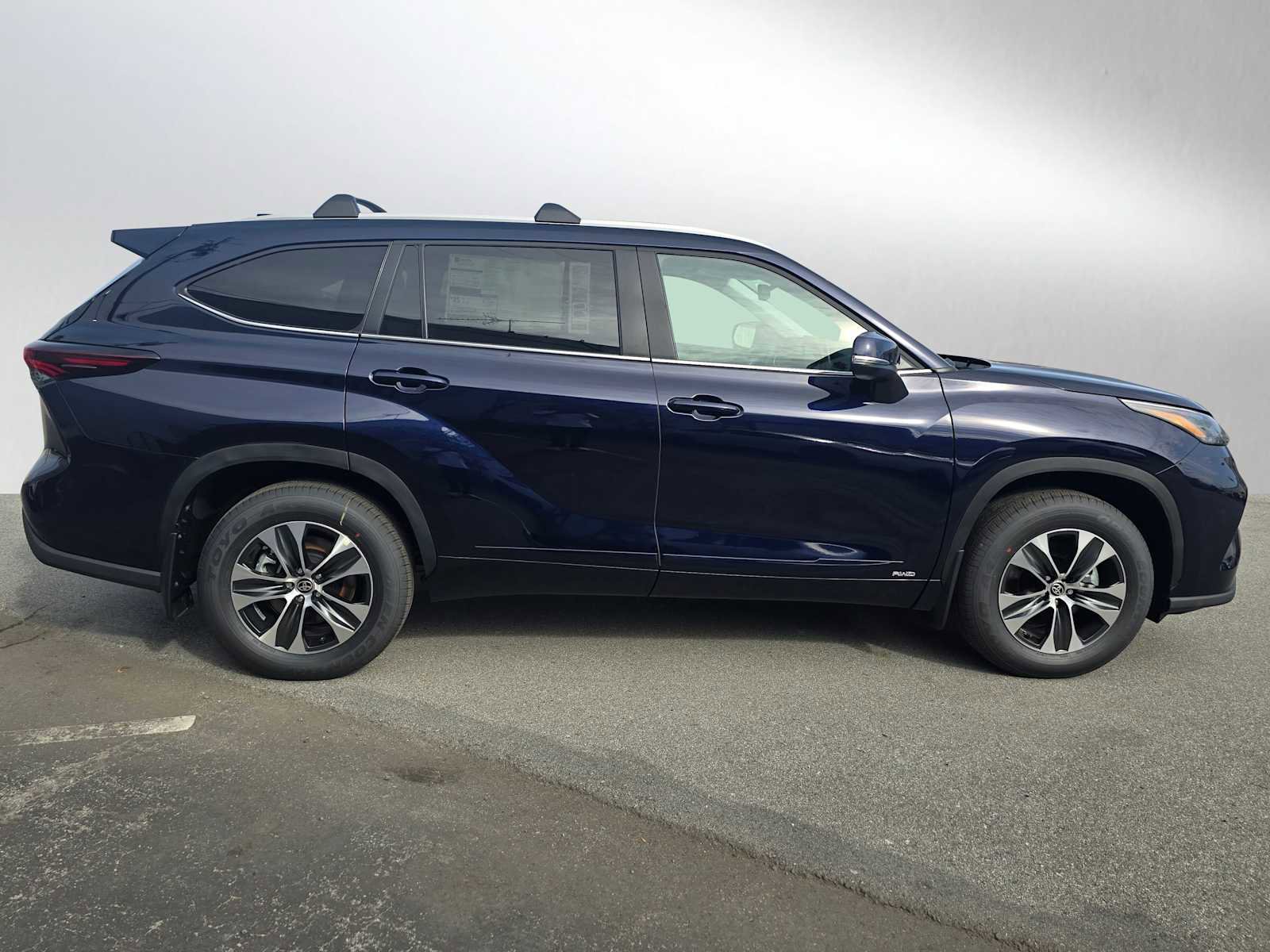New 2026 Toyota Highlander XLE image 2