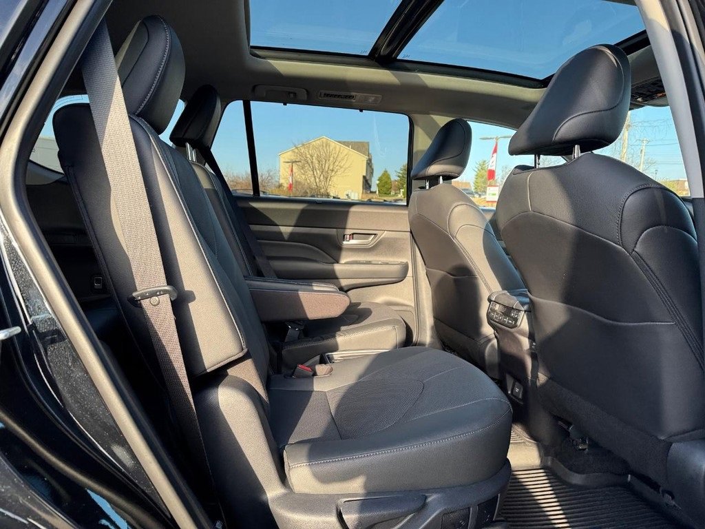 Used 2025 Toyota Grand Highlander AWD image 16
