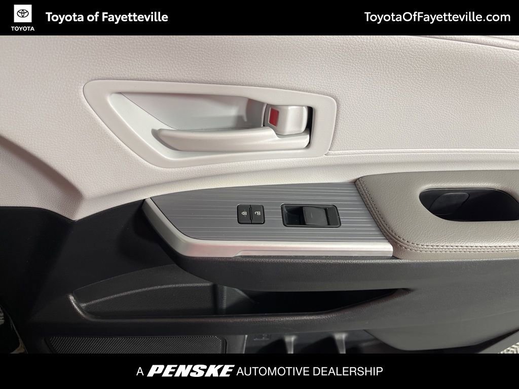 Used 2025 Toyota Sienna LE w/ LE Plus Package image 23
