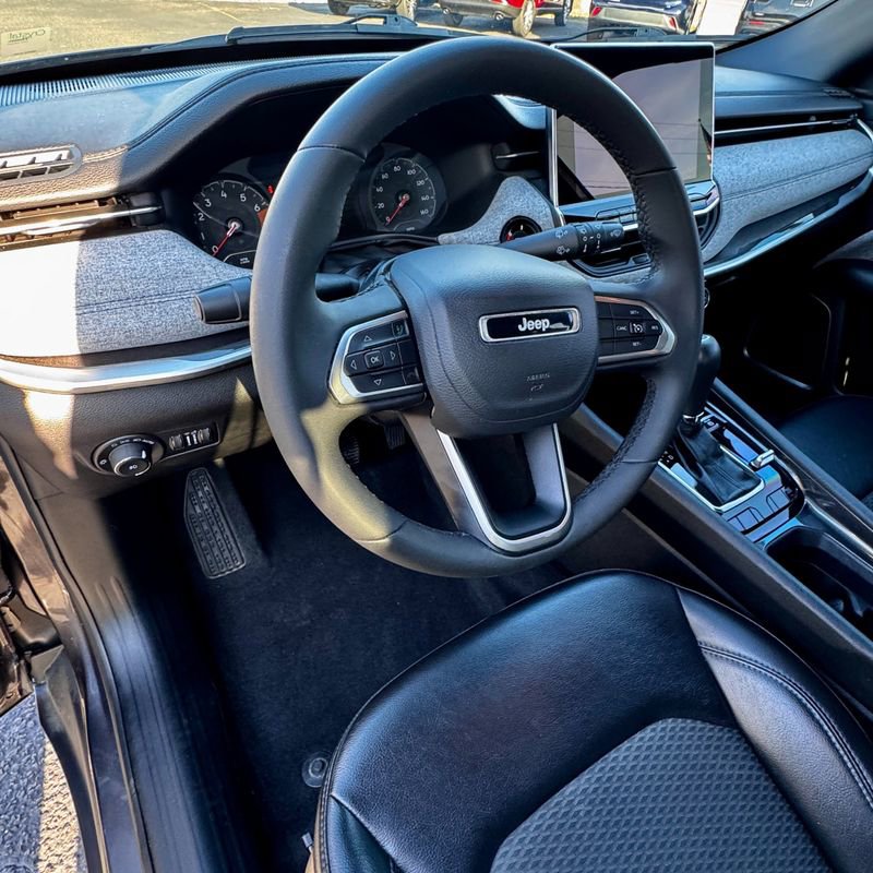 Used 2023 Jeep Compass Latitude image 10