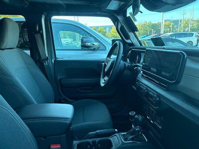 Used 2026 Jeep Wrangler Unlimited Sahara AWD/4WD image 9