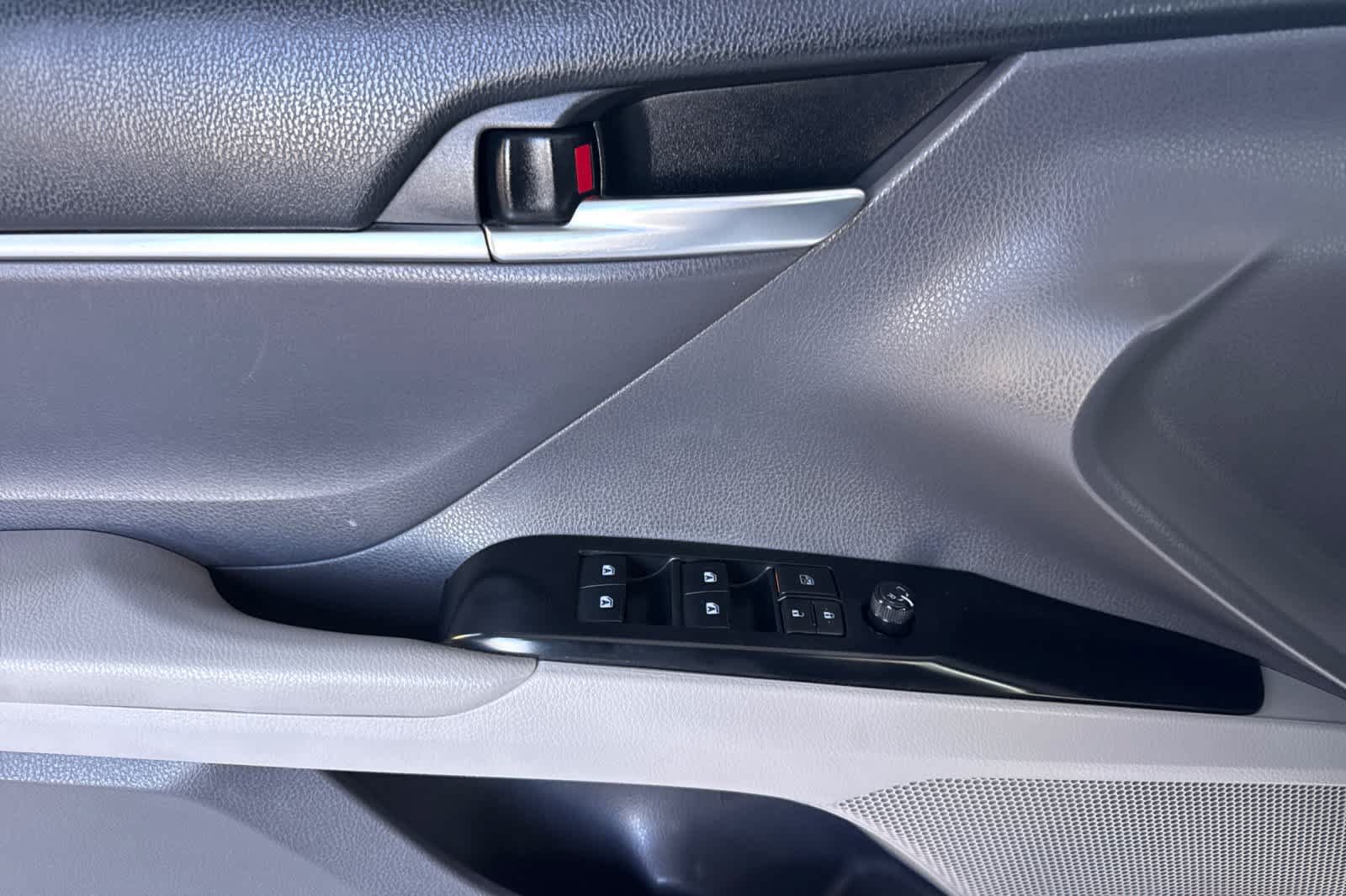 Used 2018 Toyota Camry LE FWD image 12