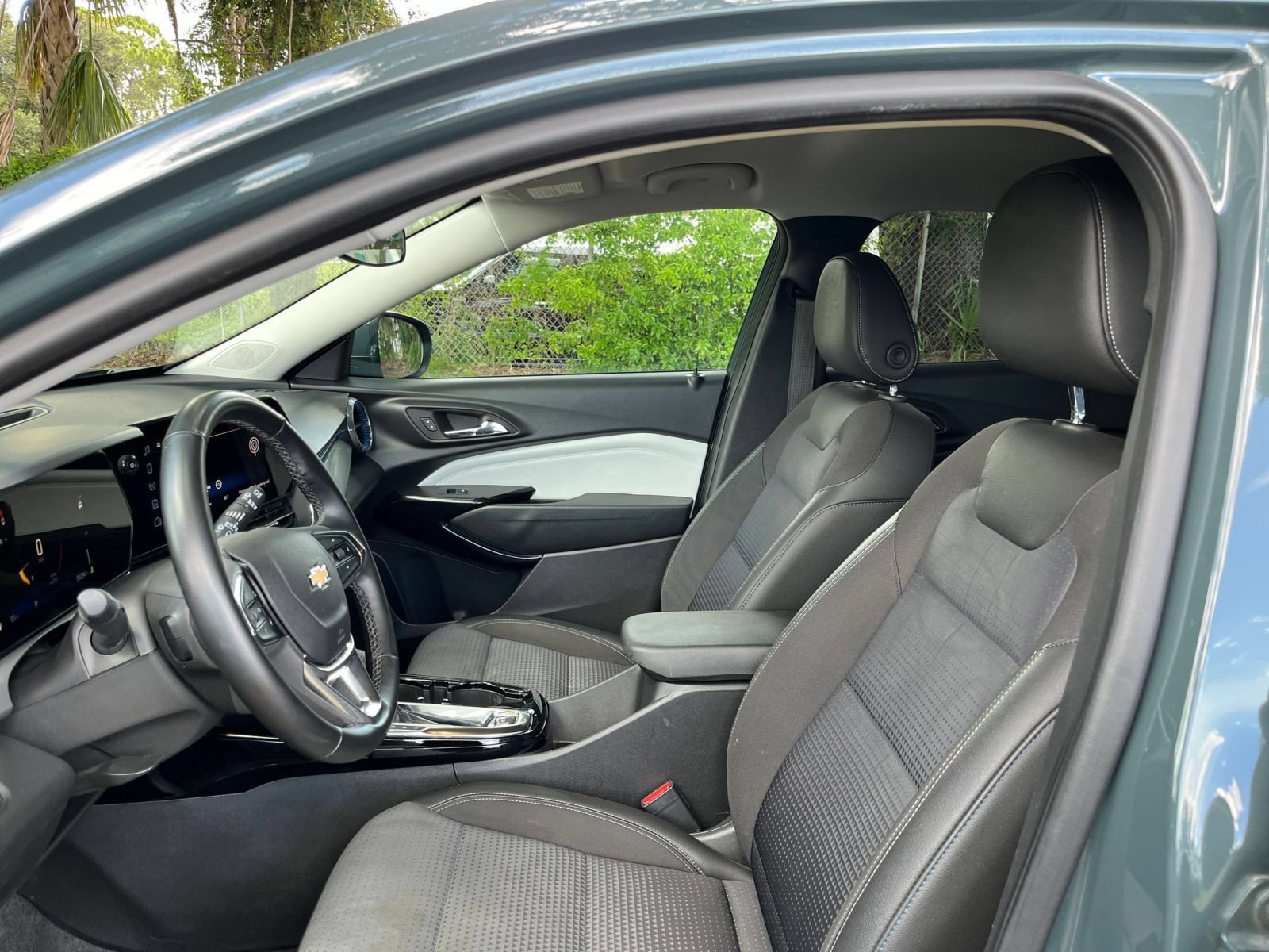 Used 2025 Chevrolet Trax LT w/ LT Convenience Package FWD image 24