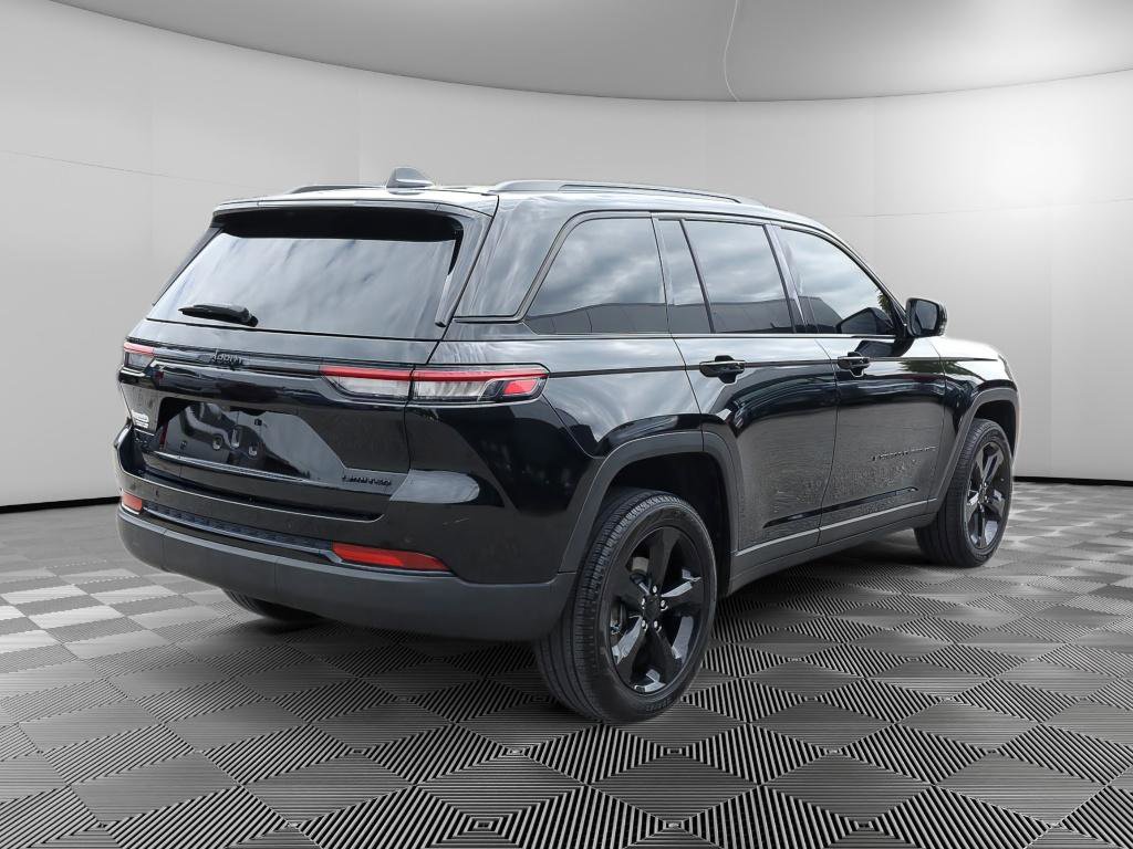 Used 2023 Jeep Grand Cherokee Limited w/ Black Appearance Package AWD/4WD image 7