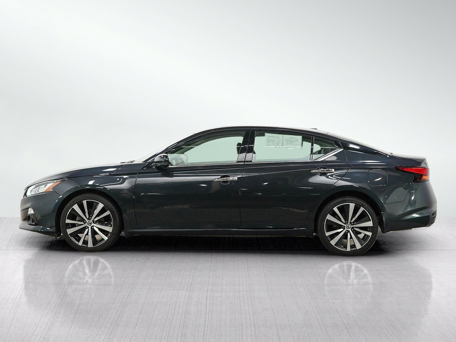 Used 2019 Nissan Altima 2.5 Platinum AWD/4WD image 2
