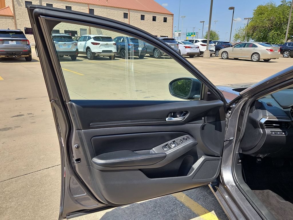 Used 2025 Nissan Altima 2.5 SV FWD image 11