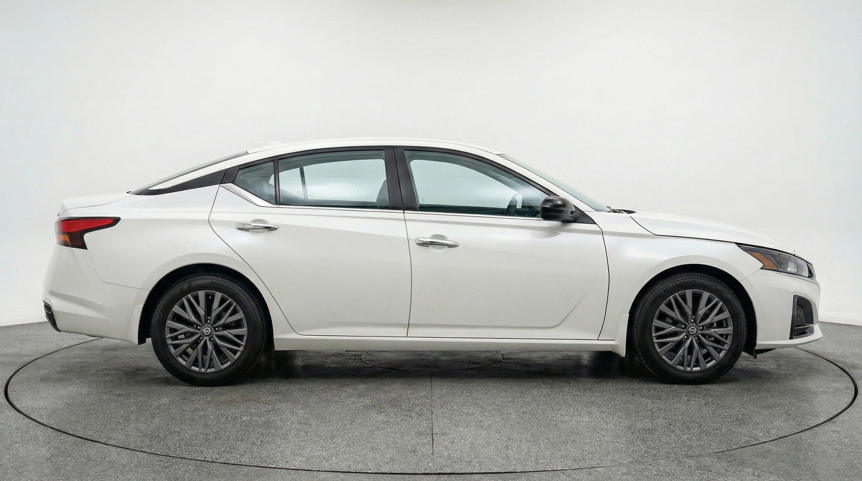 Used 2025 Nissan Altima 2.5 SV image 11