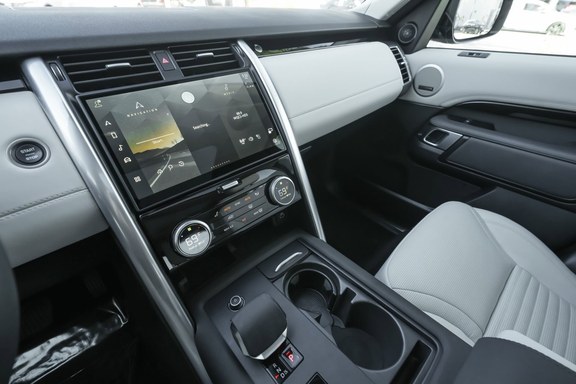 Used 2025 Land Rover Discovery S image 10