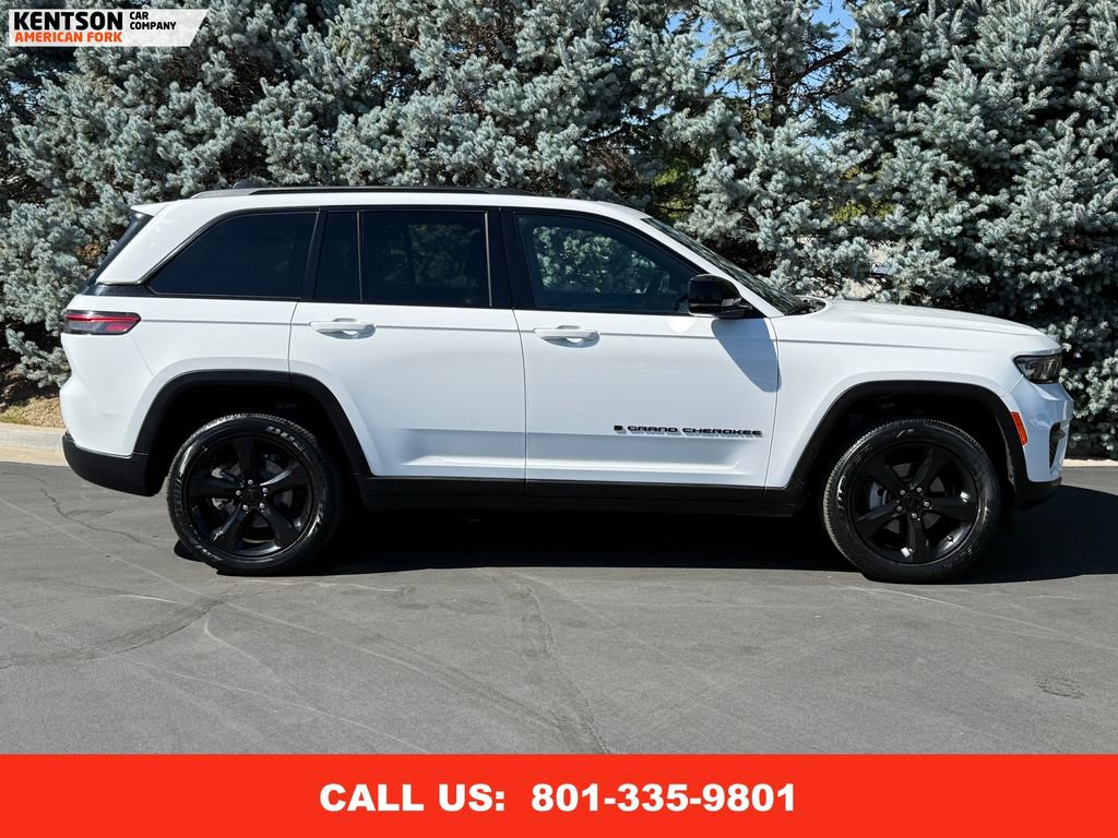 Used 2023 Jeep Grand Cherokee Altitude image 11