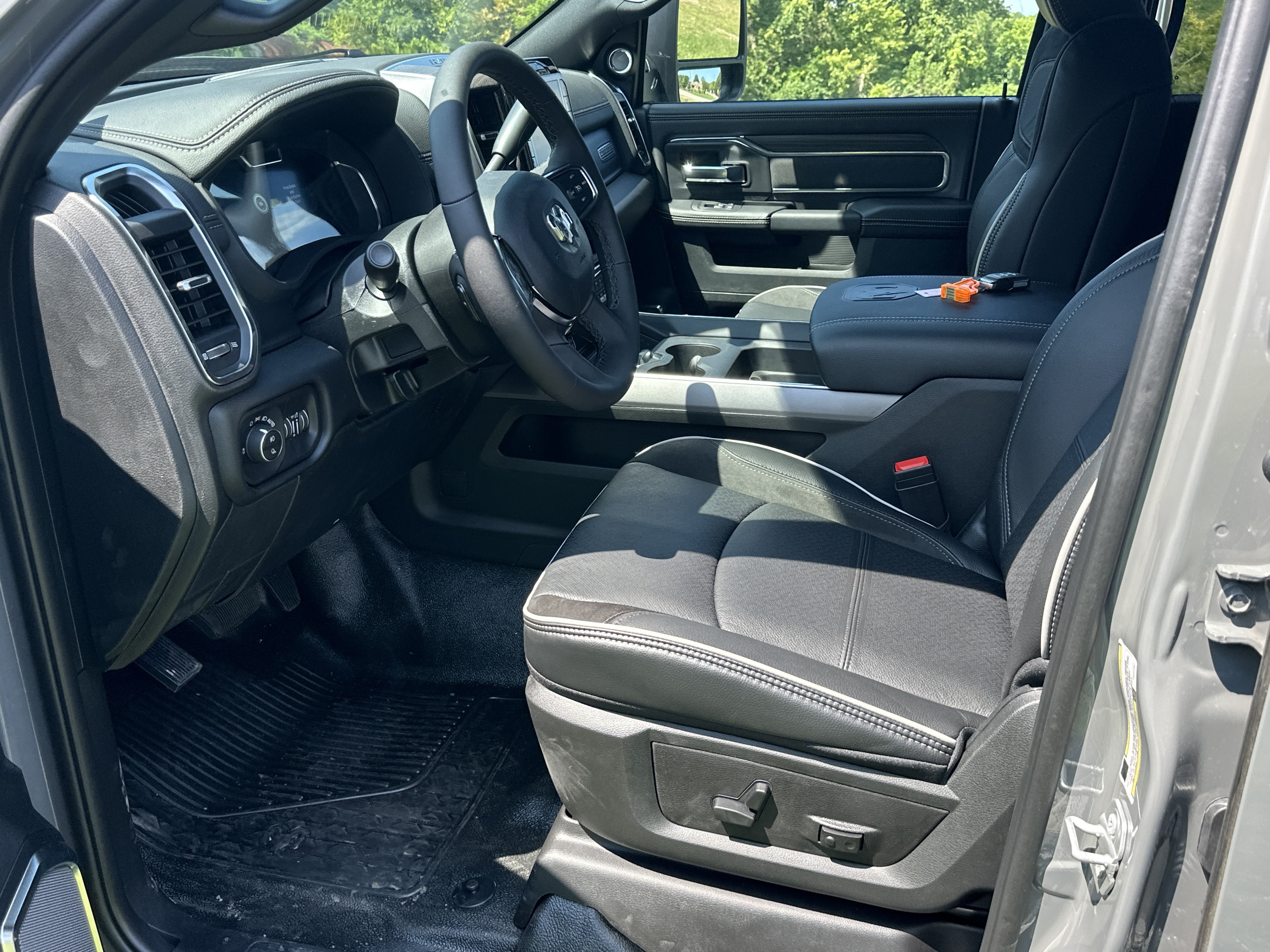 New 2026 RAM 5500 4x4 Crew Cab w/ Laramie Trim Package image 26