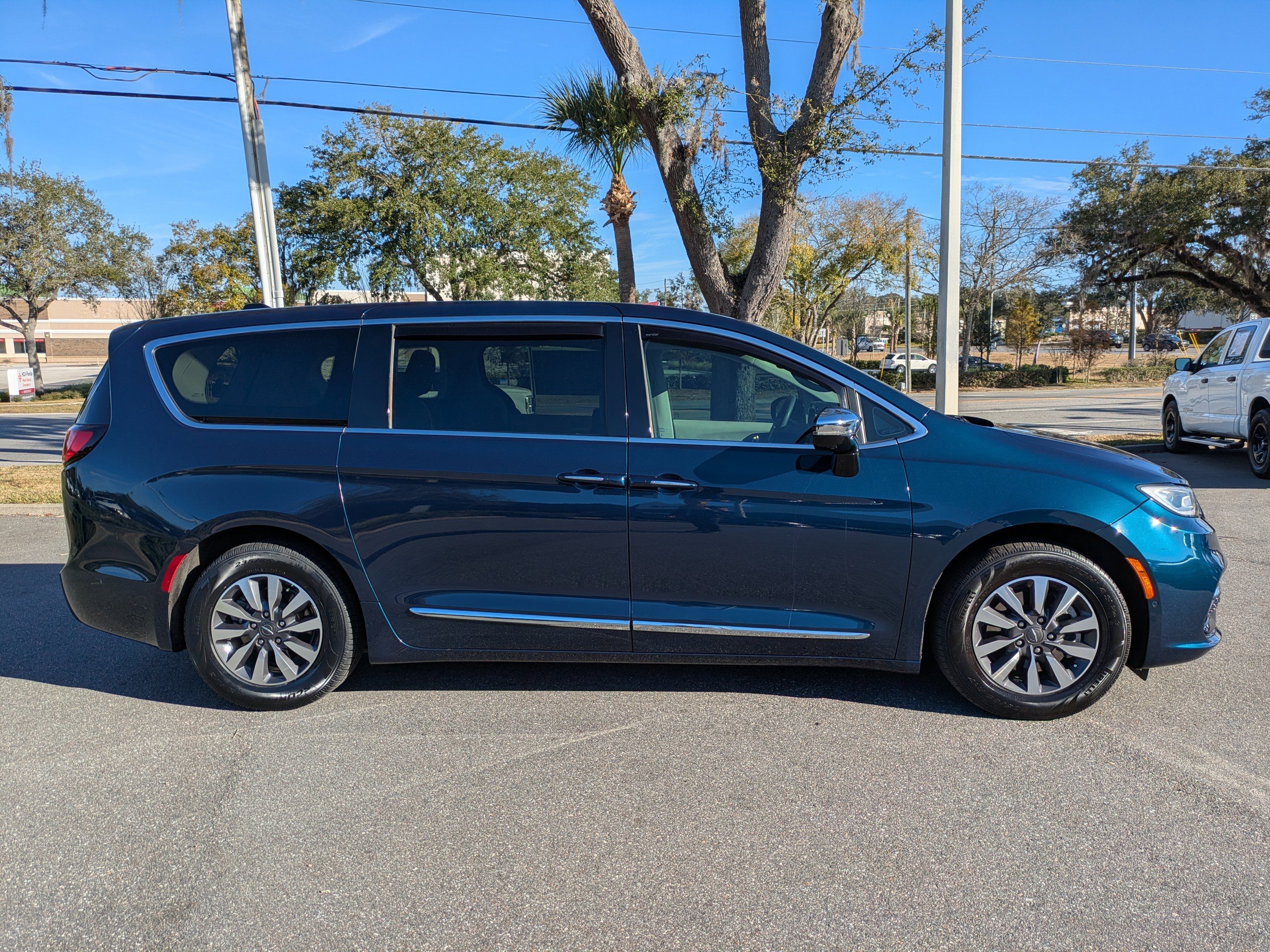Used 2023 Chrysler Pacifica Limited image 3