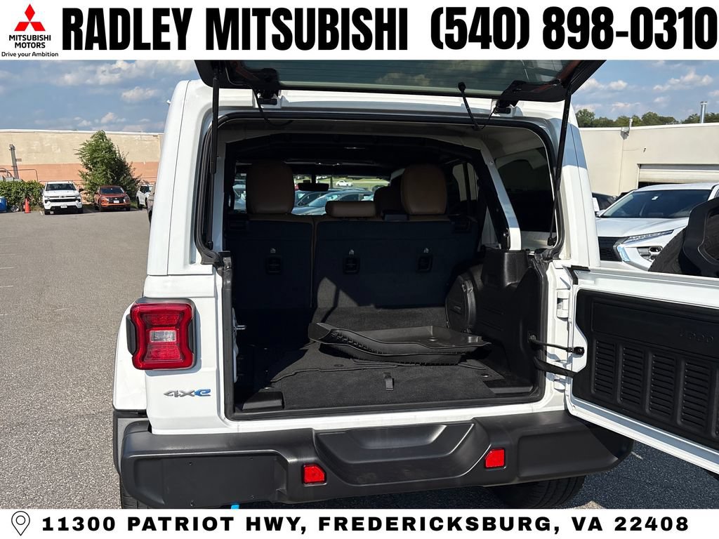 Used 2023 Jeep Wrangler Unlimited Sahara w/ Cold Weather Group AWD/4WD image 17