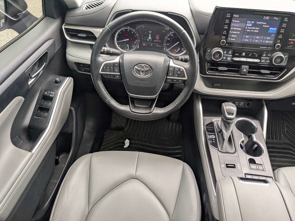Used 2022 Toyota Highlander XLE FWD image 18