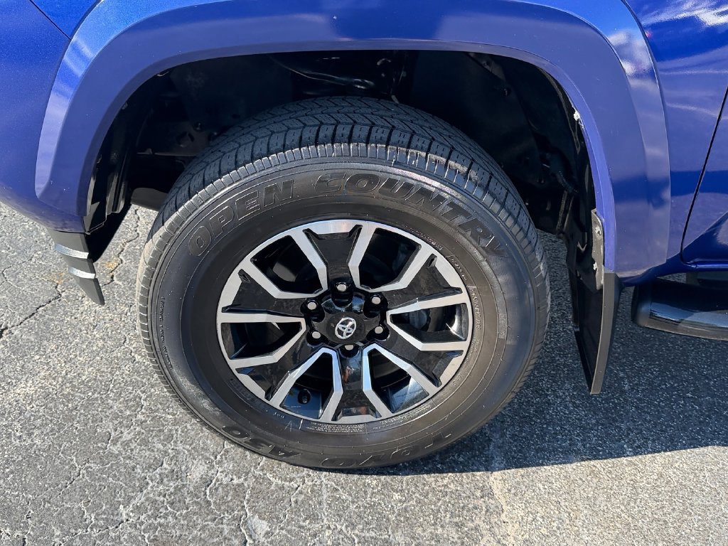 Used 2022 Toyota Tacoma TRD Sport w/ Black Out Package (TMS) AWD/4WD image 18