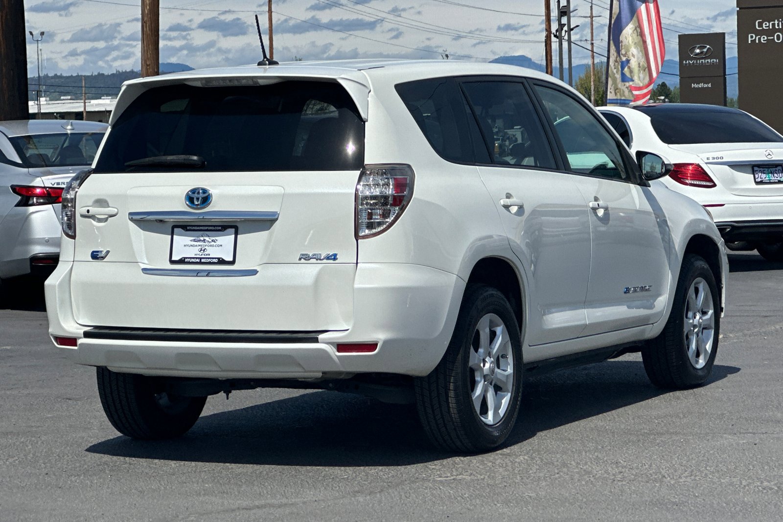 Used 2013 Toyota RAV4 EV FWD image 4