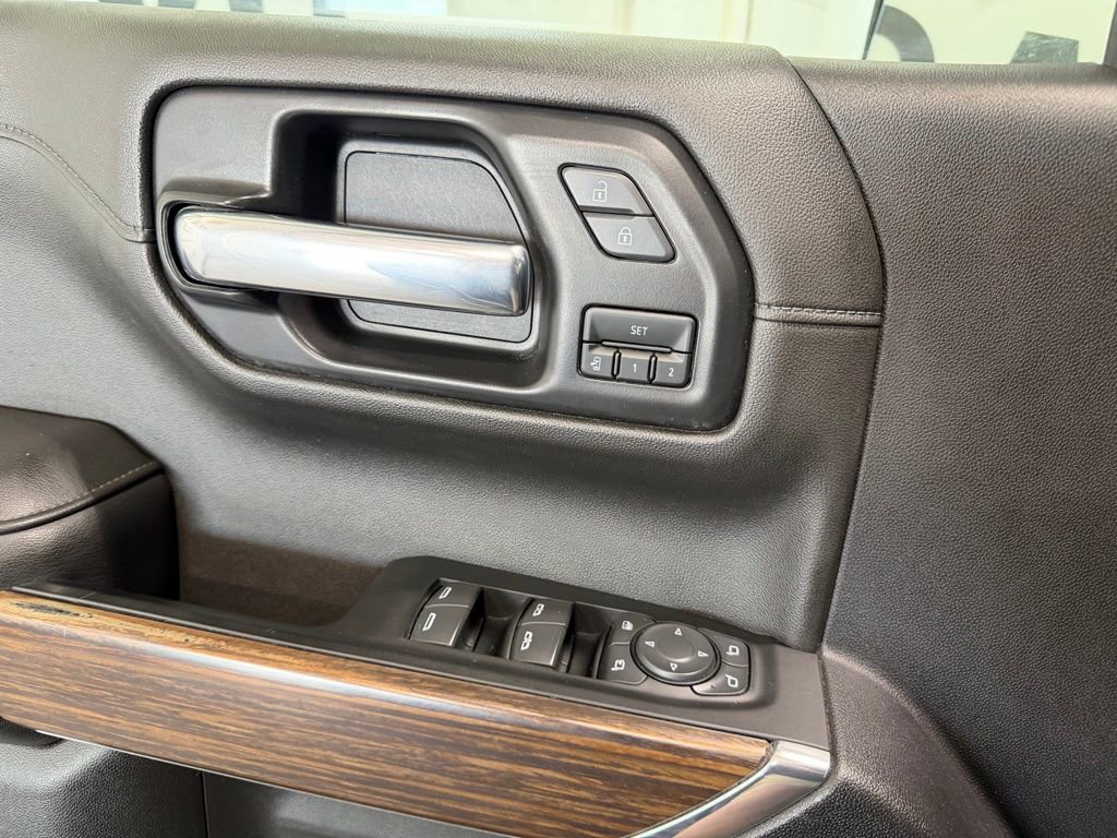 Used 2022 Chevrolet Silverado 1500 High Country w/ Technology Package image 12