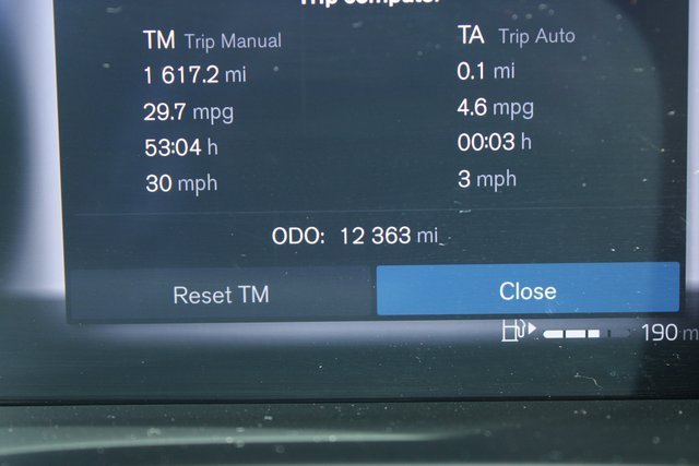 Used 2025 Volvo XC40 B5 Plus image 29