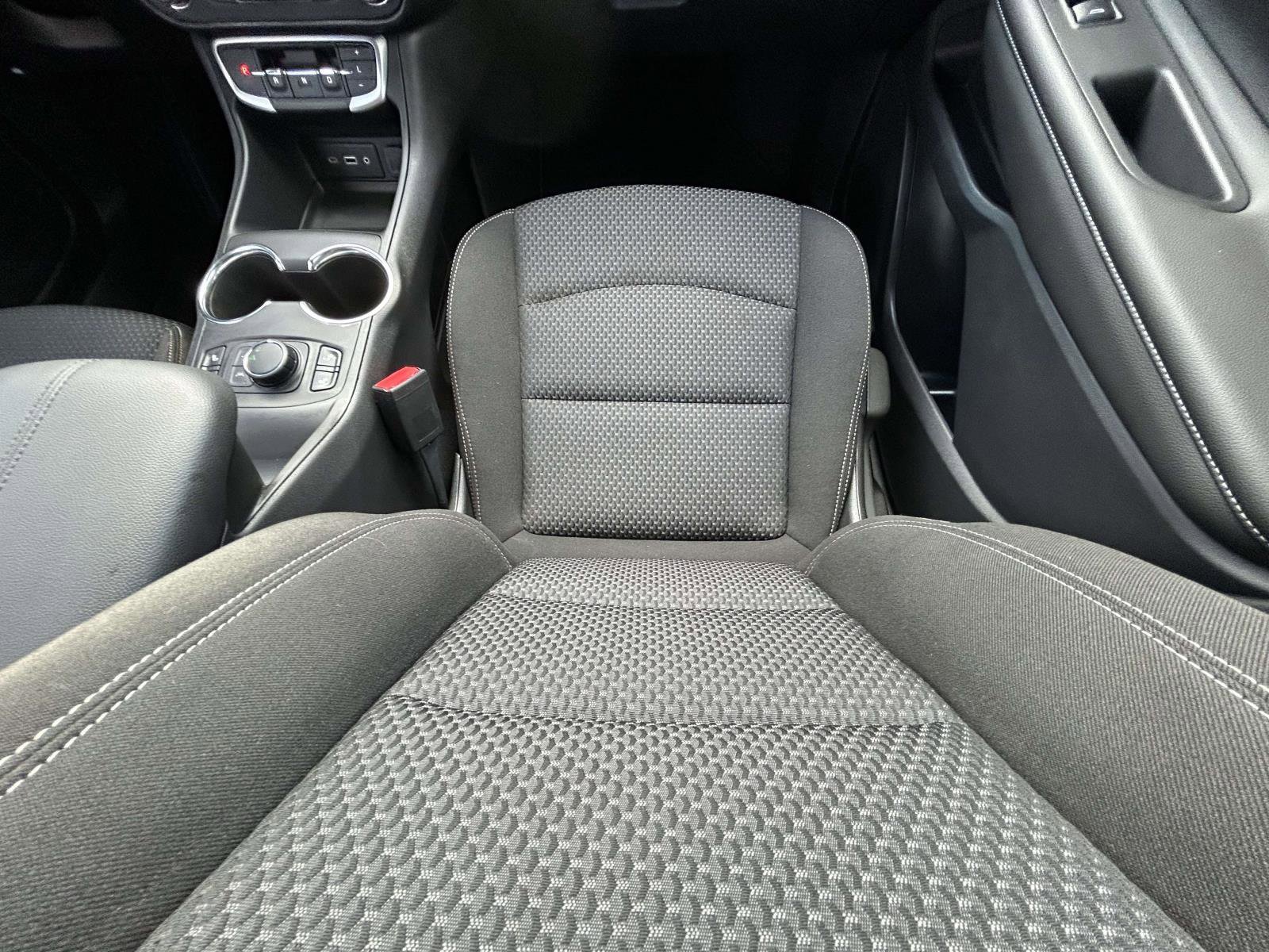 Used 2022 GMC Terrain SLE w/ Driver Convenience Package image 14