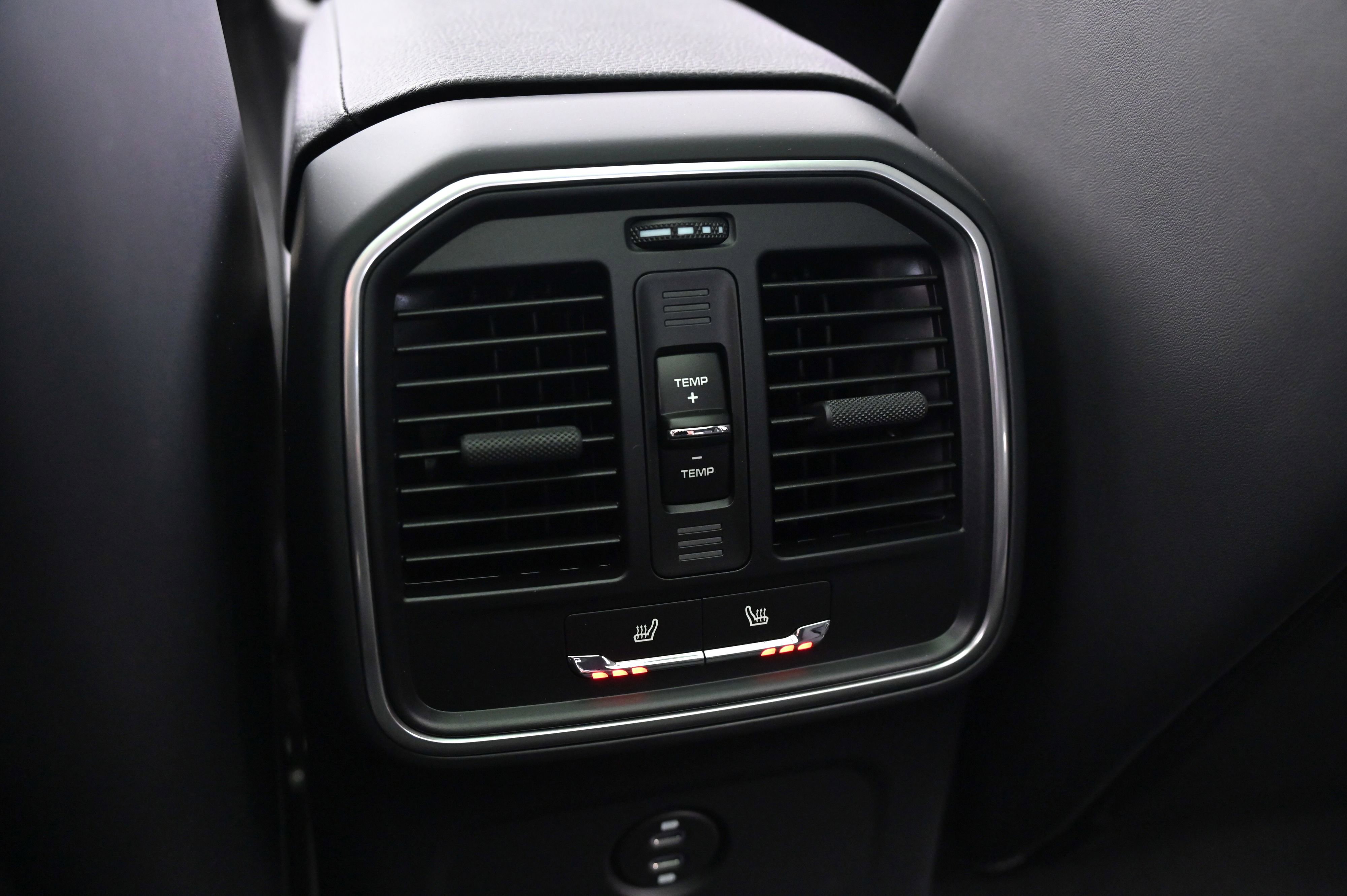 Certified 2025 Porsche Macan image 24