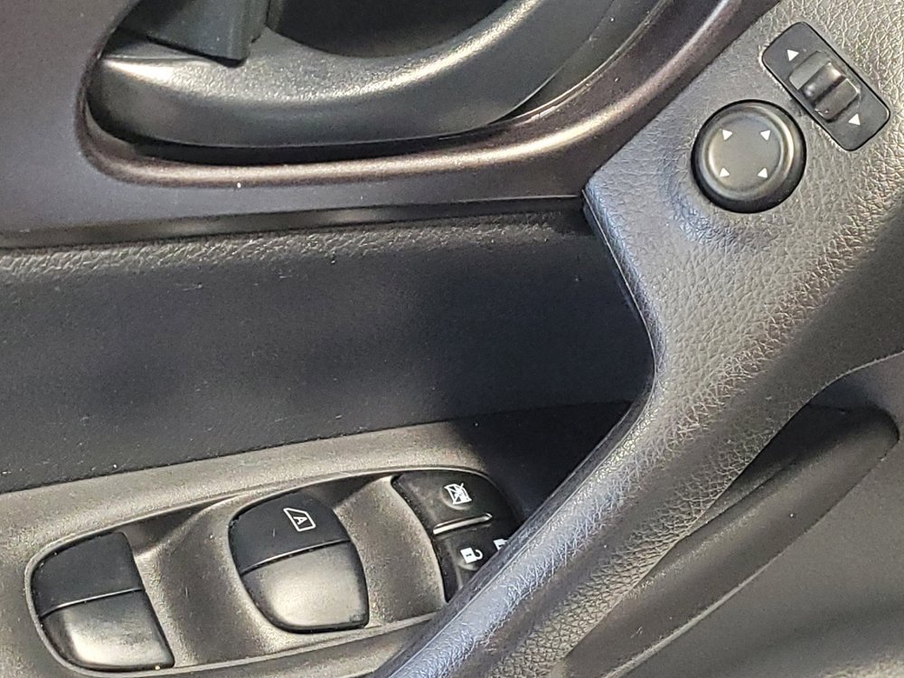 Used 2019 Nissan Rogue Sport S image 27