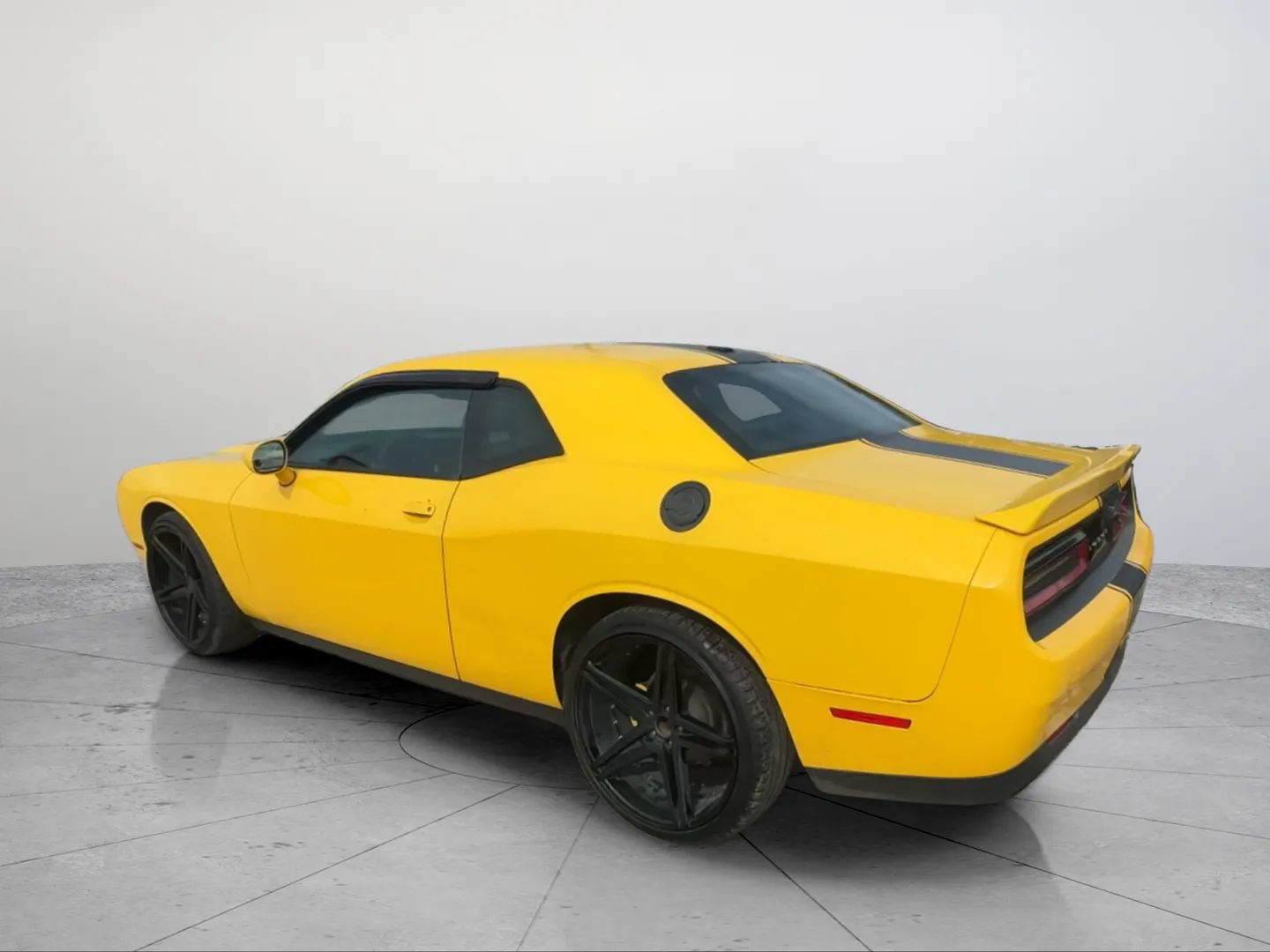 Used 2018 Dodge Challenger SXT image 3